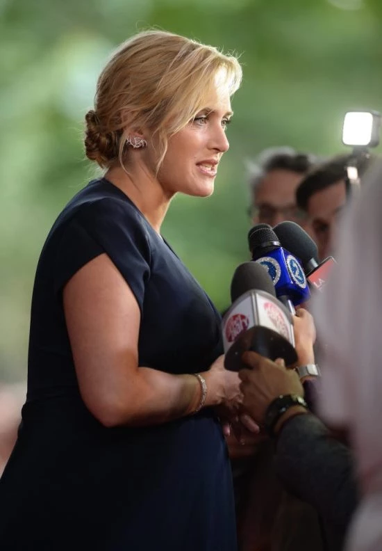 Kate Winslet: Με φουσκωμένη κοιλίτσα στο Φεστιβάλ του Τορόντο - εικόνα 2