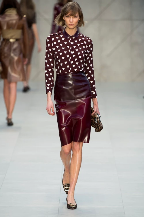 H Victoria Beckham φοράει πρώτη το hot print της Burberry - εικόνα 2