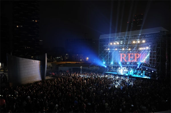 Τo "Τhe Stage" (βλ. Replay flagship store στο Μιλάνο) μόλις εγκαινιάστηκε - εικόνα 5