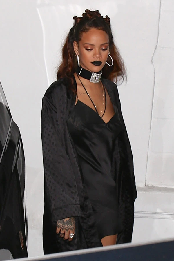 Rihanna: Επαναπροσδιορίζει το μικρό μαύρο φόρεμα