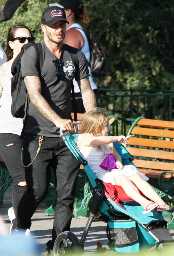 David & Victoria Beckham: Οικογενειακή έξοδος στην Disneyland - εικόνα 4