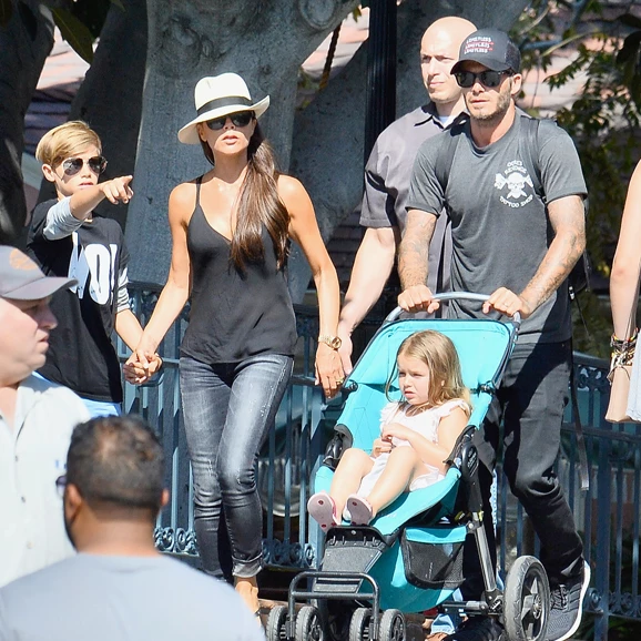 David & Victoria Beckham: Οικογενειακή έξοδος στην Disneyland - εικόνα 2