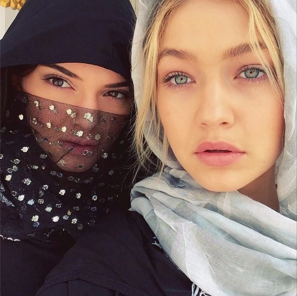 Kendall Jenner - Gigi Hadid: Όταν τα μοντέλα φορούν...κελεμπίες