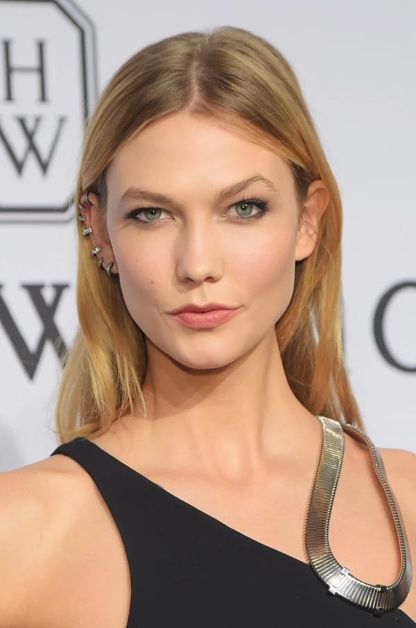 Όλες θέλουμε να υιοθετήσουμε το natural look της Karlie Kloss