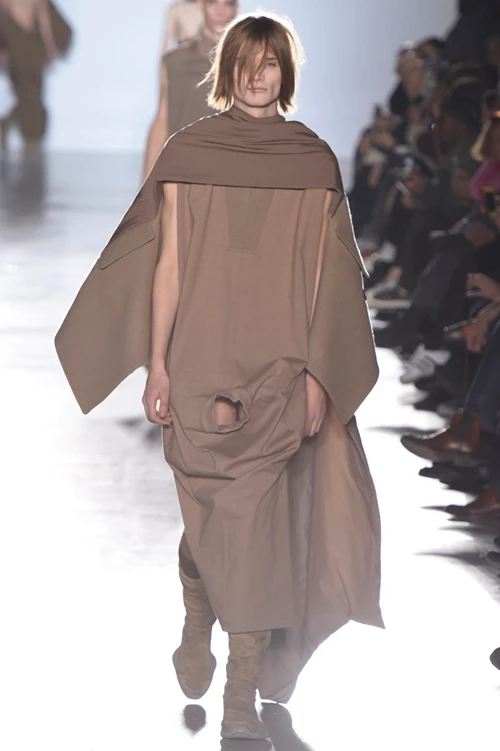 Rick Owens AW15: Η γύμνια ως η πιο απλή και πρωτόγονη χειρονομία - εικόνα 2