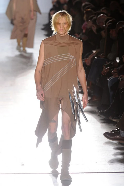 Rick Owens AW15: Η γύμνια ως η πιο απλή και πρωτόγονη χειρονομία - εικόνα 3