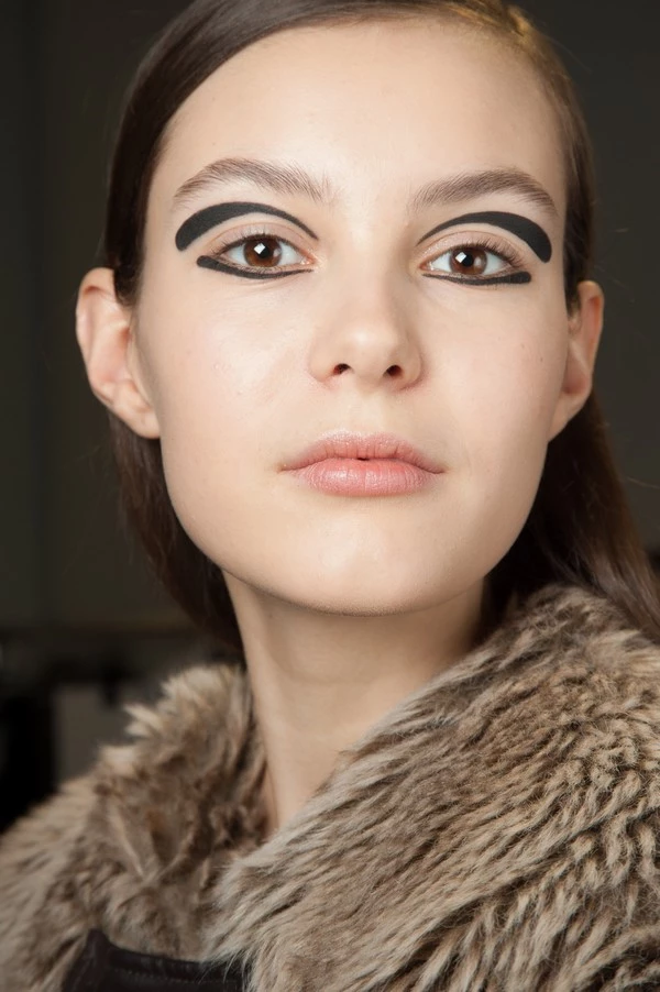 Paris Fashion Week: 2 beauty looks που σε προκαλούν να τα υιοθετήσεις - εικόνα 10