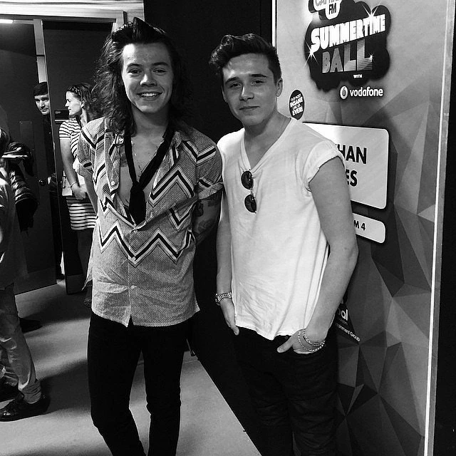 Ο Brooklyn Beckham ποζάρει στο Instagram με τους One Direction