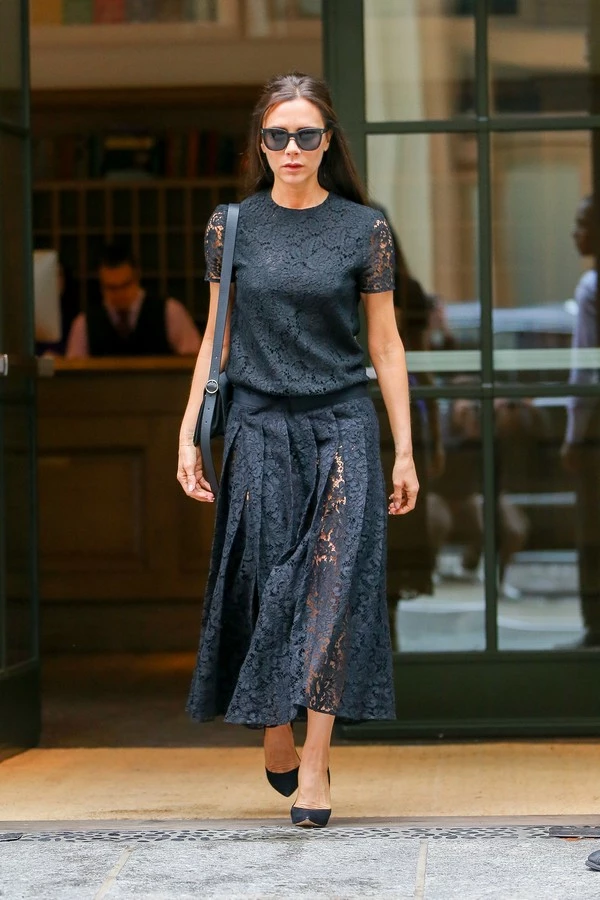 H Victoria Beckham σου δείχνει πως να φορέσεις δαντέλα το πρωί - εικόνα 2