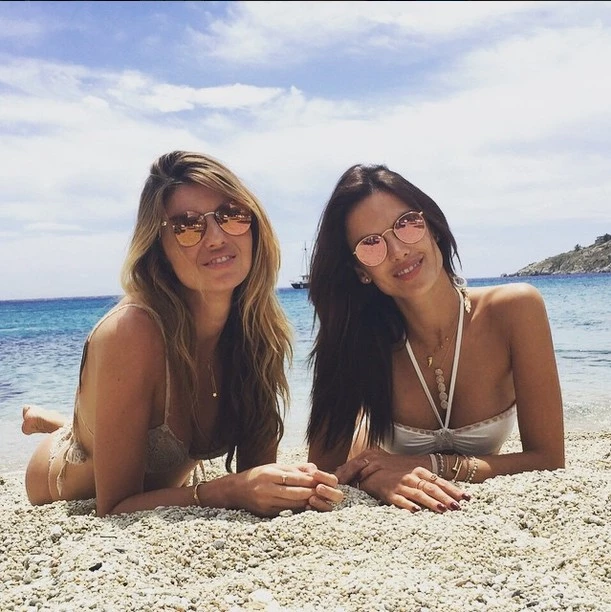 Insta-Mykonos: H Alessandra Ambrosio καταγράφει το ταξίδι της στο ελληνικό νησί - εικόνα 3