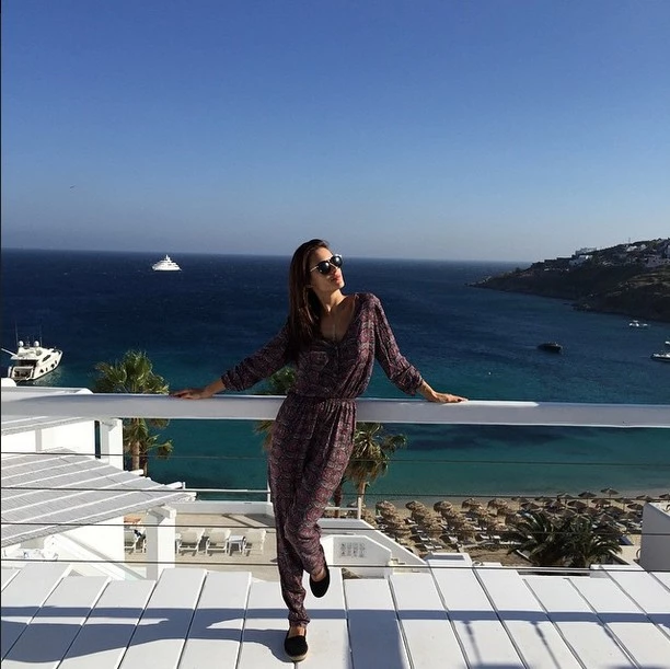 Insta-Mykonos: H Alessandra Ambrosio καταγράφει το ταξίδι της στο ελληνικό νησί