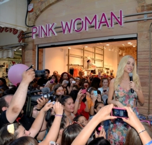 Spotted: Η Δούκισσα Νομικού στο opening της Pink Woman