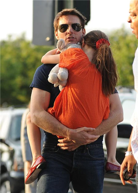 Tom Cruise-Suri: Αγκαλιασμένοι για πρώτη φορά... - εικόνα 2