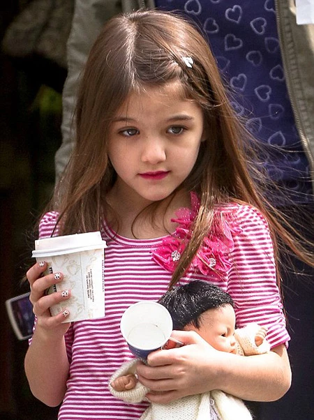 Suri Cruise: Με τέλειο μανικιούρ και ροζ lipstick 